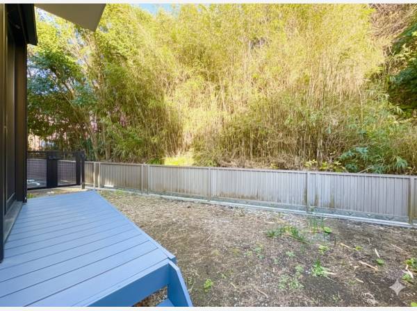 リビングの先にはウッドデッキとお庭が広がります。