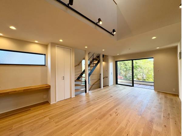 上部が吹き抜けており、開放感のある作り