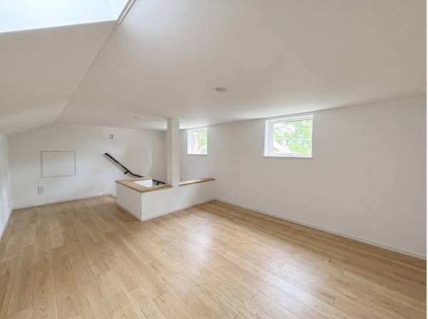階段で上り下りができる小屋裏収納。