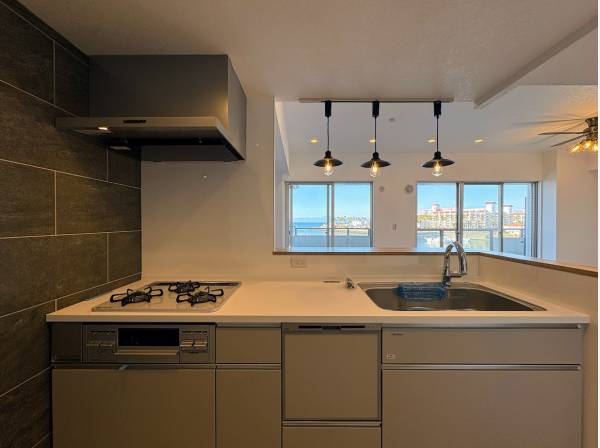 海を眺めながらのんびりと料理ができます