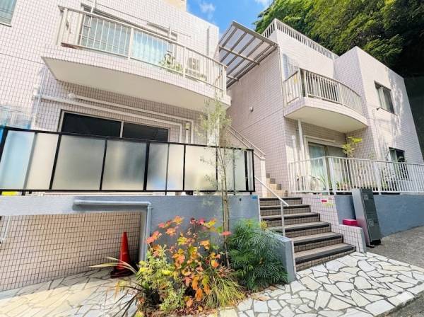 逗子の空に映えるマンション外観