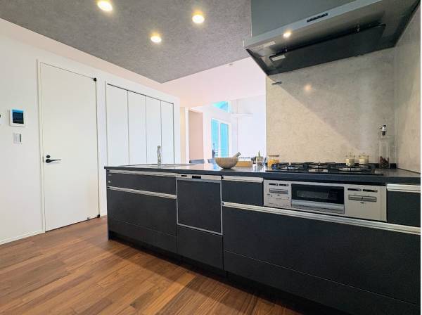 家族の顔が見える対面式キッチン