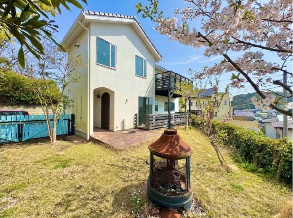 緑に包まれて佇む三井ホーム施工の邸宅