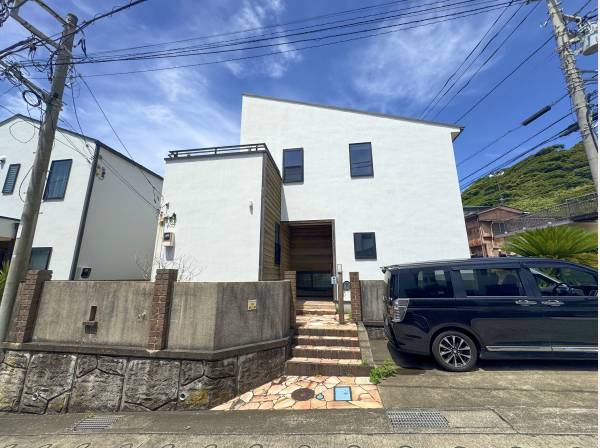 白い家、青空がなんとも爽快にマッチしますね。