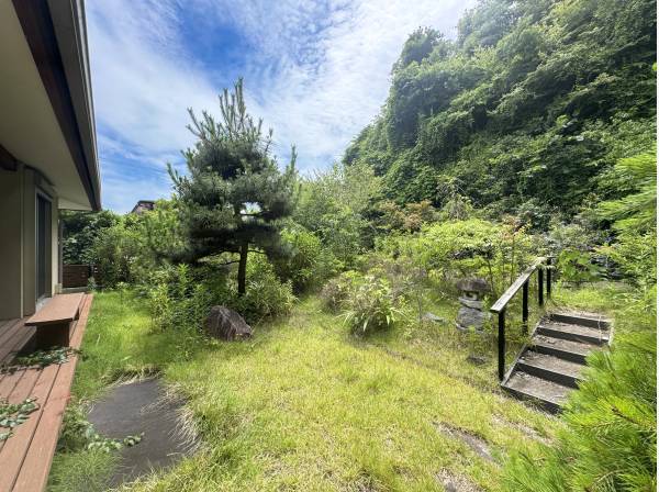 約250坪の広大な敷地の一角に広がる南庭