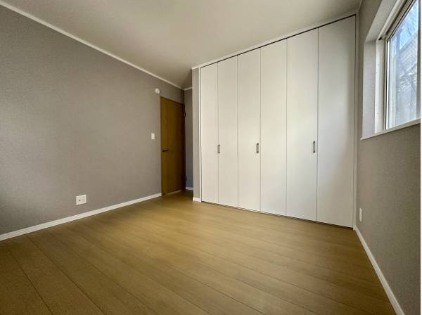 アクセントクロスが素敵な主寝室/大容量の収納も完備
