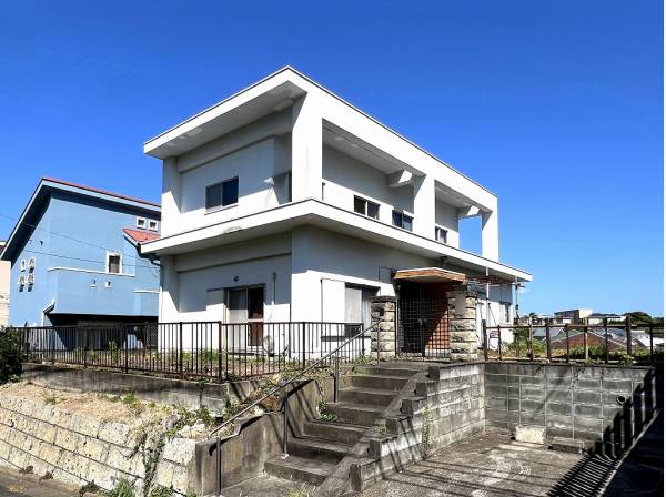 道路より少し高い位置に建物の敷地が広がりプライバシーも守られます