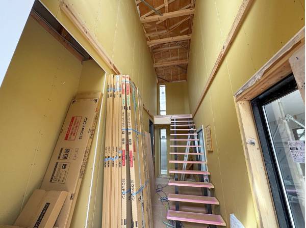 玄関を開けると正面にまっすぐな階段が。