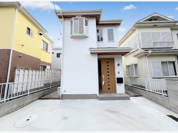 青空に映える白亜の外観