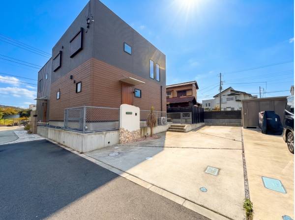 大きなお車も２台駐車可能です！