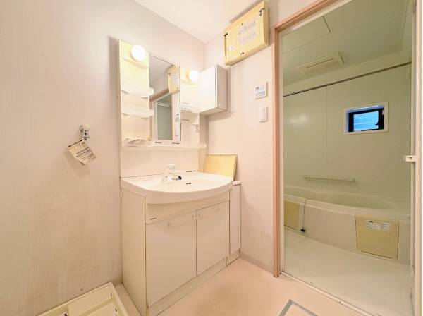 清潔感あるサニタリールームとバスルーム