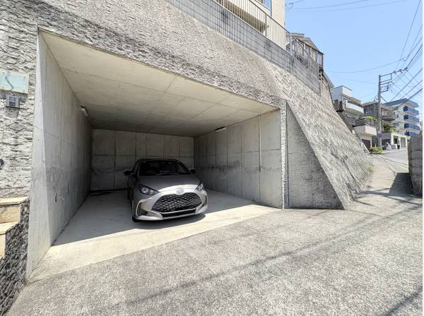 インナーガレージもあり2台分駐車可能です。