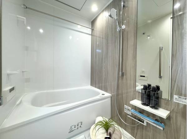 落ち着いた色合いが素敵なバスルーム