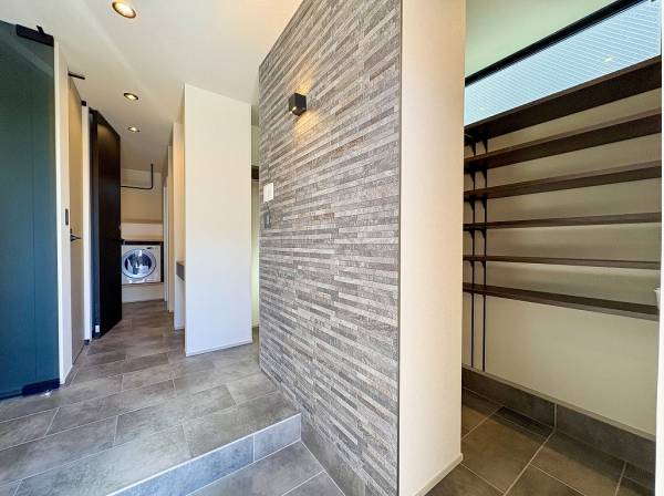 SICが寄り添うエントランスはタイル敷きで濡れたままバスルームへ直行可