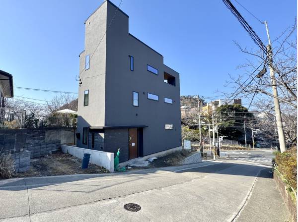 役場や小学校が近く、利便性と静穏が両立した街。