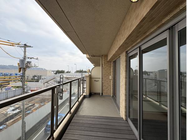 洗濯物時もスペースに困らない広さのバルコニー