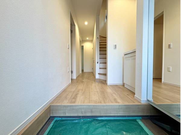 玄関から広がる奥行きが住まいの心地よさをそっと伝える