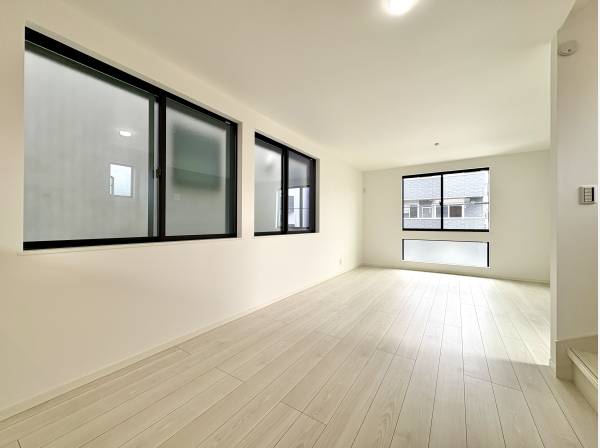 窓が多く開放的なリビングには床暖房