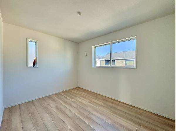 木目に映える白い壁