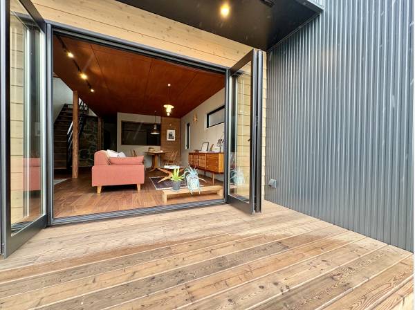 リビングからウッドデッキへはシームレスに繋がります。