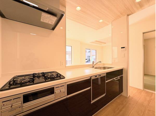 部屋を見渡せる対面式キッチン