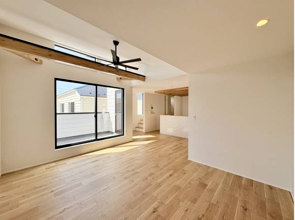 約21帖の勾配天井を施した広い空間