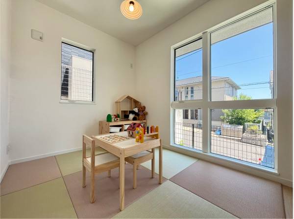 LDKの隣にもお部屋がございます