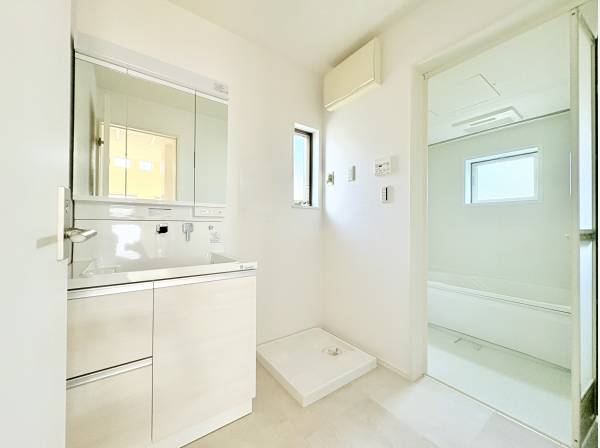 白を基調とした洗面室。落ち着きのある空間