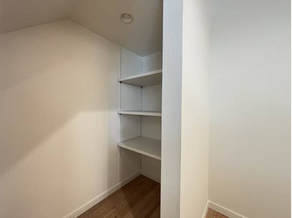 キッチン横にはパントリーもございます