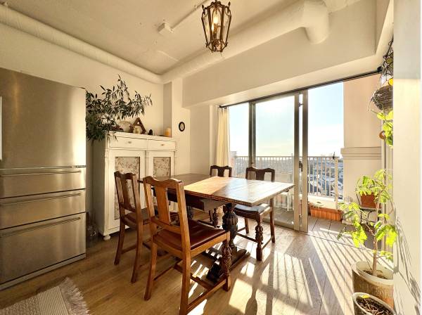 キッチンから導線の良いダイニング。食事しながら景色を愉しめます。