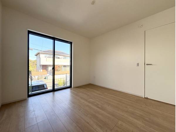 ワイドな窓から光が満ちる明るいプライベートルーム