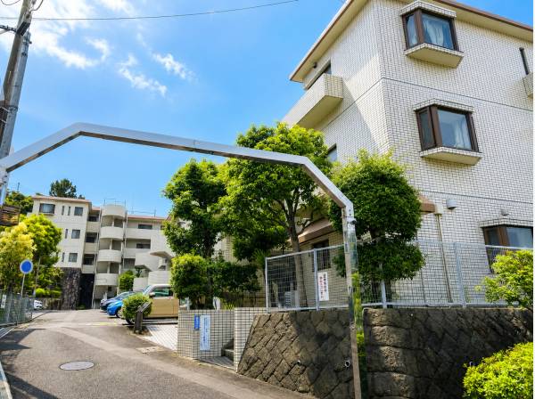 緑に囲まれた穏やかな住環境を兼ね備えたマンションです。