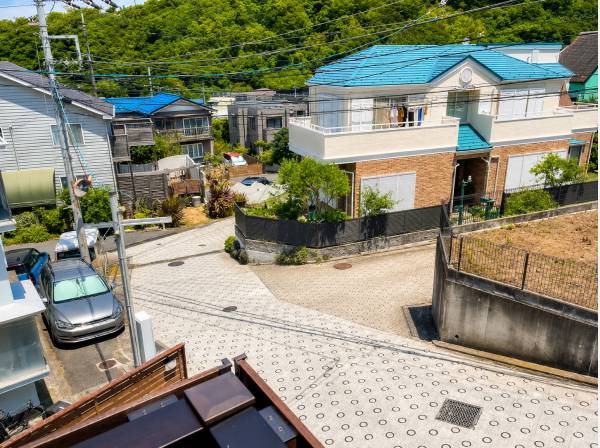 高台ならではの開放感ある眺望。緑を身近に感じながら穏やかな時間を満喫。