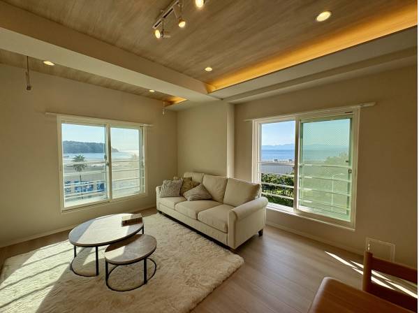 江ノ島を望む居室