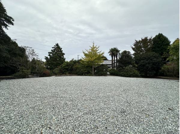 広大なカースペースは8台駐車可能