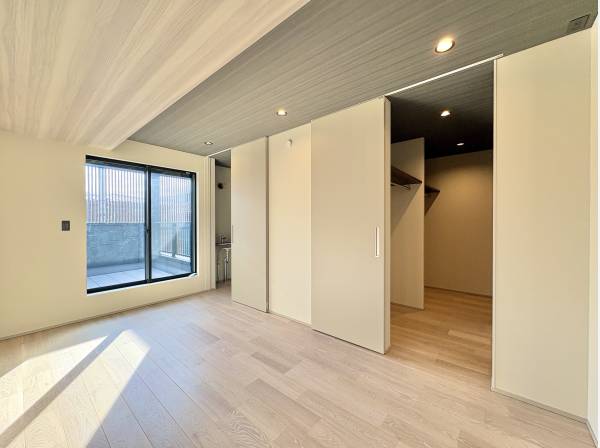 採光が確保できた洋室、くつろぎのひと時を過ごしください