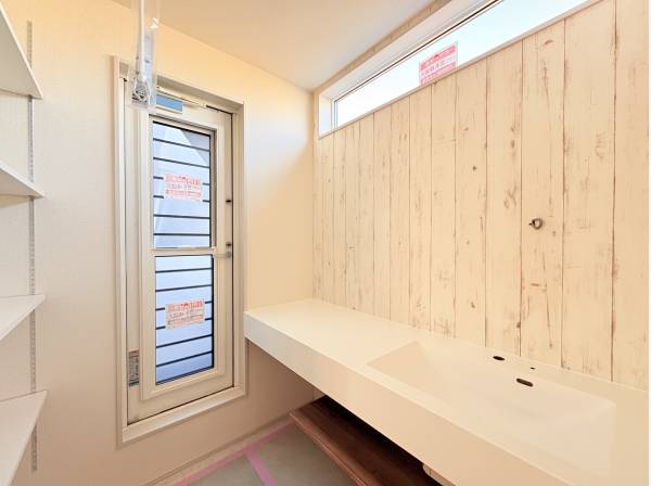 サニタリースペース、おしゃれなアクセントクロス