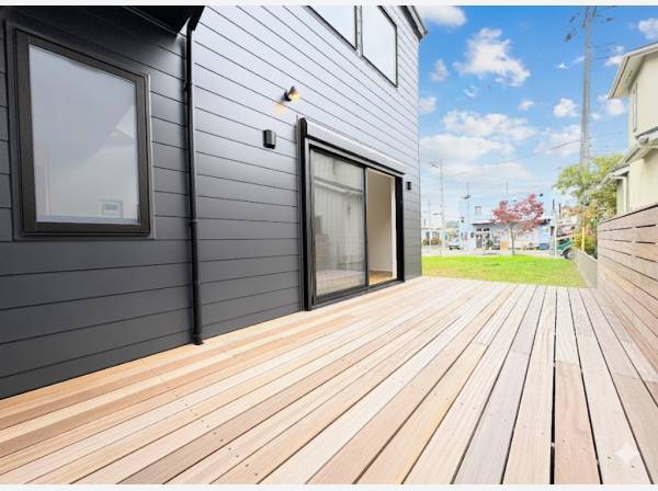 休日は家族でくつろぐ大型ウッドデッキ