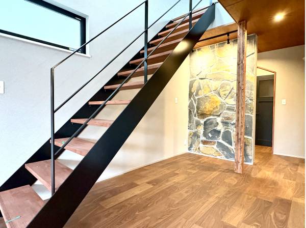 鉄骨階段に石張りとこだわりの設計