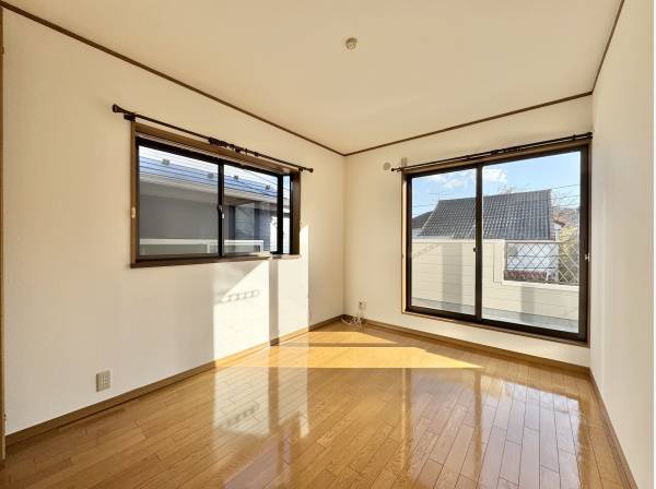 朝陽がやさしく差し込む寝室