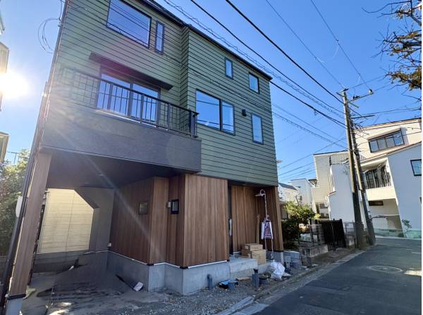 ビルトインガレージ付きのお洒落な外観