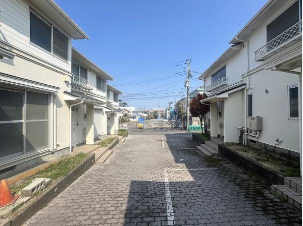 低層住宅が建ち並び空を近くに感じる明るい立地です