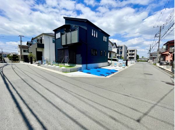前面道路は約6ｍと広々としております