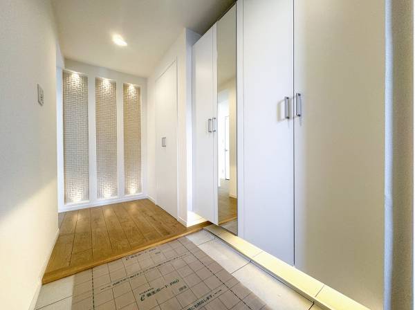 スタイリッシュな光の演出が出迎える玄関ホール