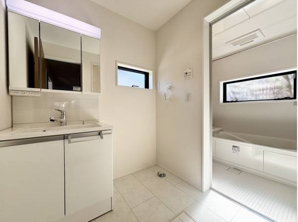 白を基調とした清潔感あふれるサニタリースペース