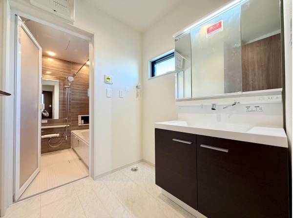 大きな鏡付き洗面化粧台