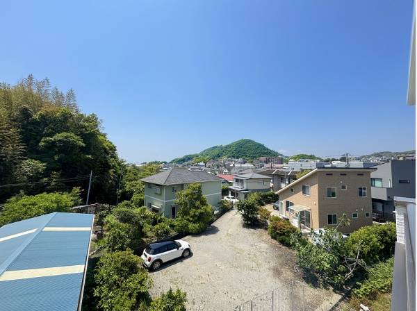 葉山らしい伸びやかな緑景をバルコニーから堪能