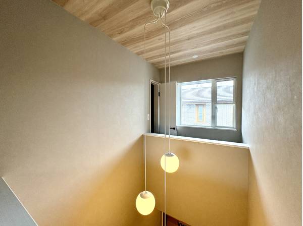 玄関は吹き抜け空間