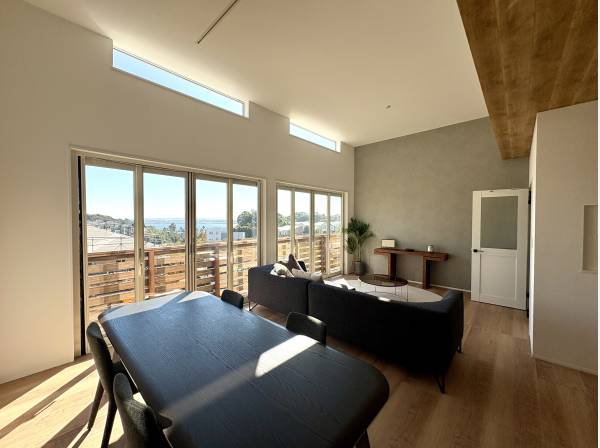 大きな窓から海を感じられる心地よいリビングです