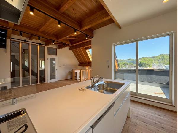 青空と木に包まれるキッチン